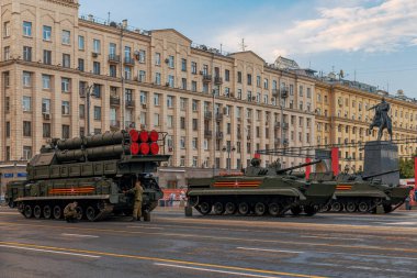 MOSCOW, RUSSIA - 18 Haziran 2020: Büyük Vatanseverlik Savaşı 'ndaki zaferin 75. yıldönümü onuruna düzenlenen geçit töreninin provaları. Tverskaya Caddesi 'ndeki tanklar. Yuri Dolgoruky anıtı. Salgın dönemi.