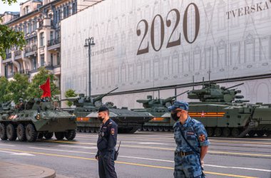 MOSCOW, RUSSIA - 18 Haziran 2020: Büyük Vatanseverlik Savaşı 'ndaki zaferin 75. yıldönümü onuruna Moskova' daki geçit töreninin provaları. Tverskaya Caddesi 'ndeki tanklar. Pandemik dönem. Polis ve Rosguard memurları