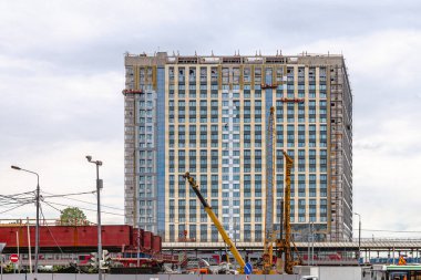 MOSCOW, Rusya - 15 Haziran 2020: inşaat vinçleri. Ön bina beşiği. MCC Botanik Bahçesi yakınlarındaki binanın inşaatı. Yeni bina. Bina ve pencerelerin ön yüzü.