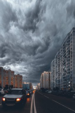 Krasnogorsk, Moskova bölgesi, RUSSIA - 7 Temmuz 2020: Arabalar fırtınadan önce şehirde yoldalar. Bulutlu, dramatik bulutlar. Konut, uyku alanı ve arabalı yol. Fırtınadan önce.