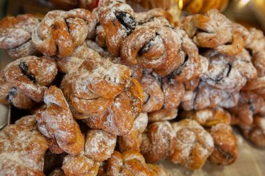 Tezgahta lezzetli Yunan çörekleri var.