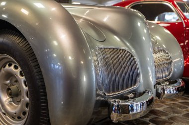 Arabanın ön kısmı gümüş rengi.