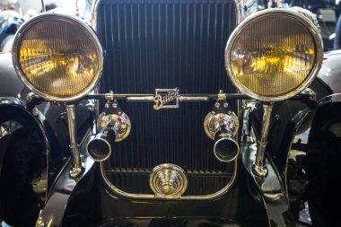 Antika bir arabanın önü siyahtır.