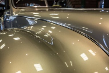 Eski bir arabanın önü altındır.