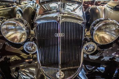 Antika bir arabanın önü siyahtır.