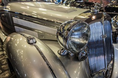 Eski bir arabanın önü altındır.