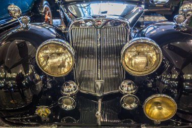 Antika bir arabanın önü siyahtır.