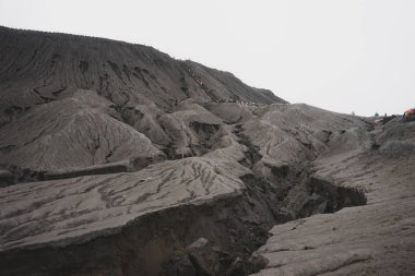 Doğal görünümü gri dağlar peyzaj gri gökyüzü altında