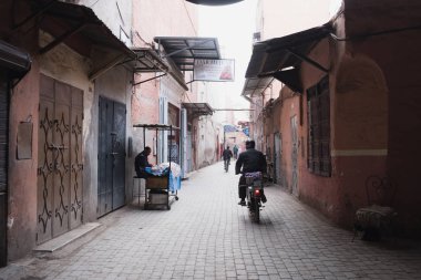 Eski şehrin sokakta tanınmaz halde insan fotoğraf