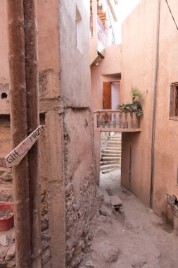 binalar ve sıcak yaz aylarında eski şehirdeki sokak fotoğrafı 