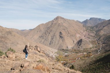 mavi gökyüzü ile rocky Dağları'nda uzun saçlı Genç adam fotoğrafı