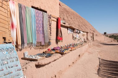 mavi gökyüzü ile sıcak yaz aylarında eski şehirdeki semt pazarı fotoğrafı 