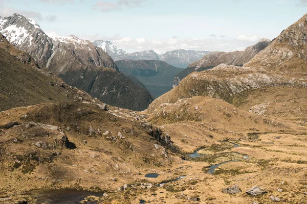 Foto Von Schönen Felsigen Bergen Mit Schnee Der Spitze — Stockfoto