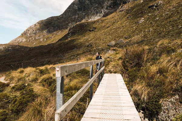 Foto Eines Jungen Mannes Der Nähe Einer Holzbrücke Den Bergen — Stockfoto