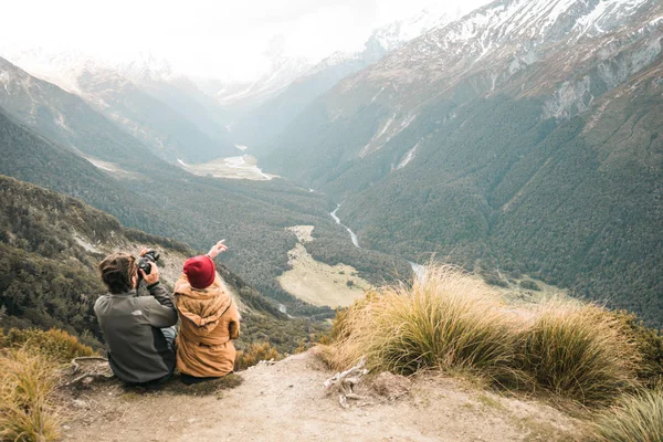 Photo Young Lovely Couple Top Mountains — Stock Photo, Image