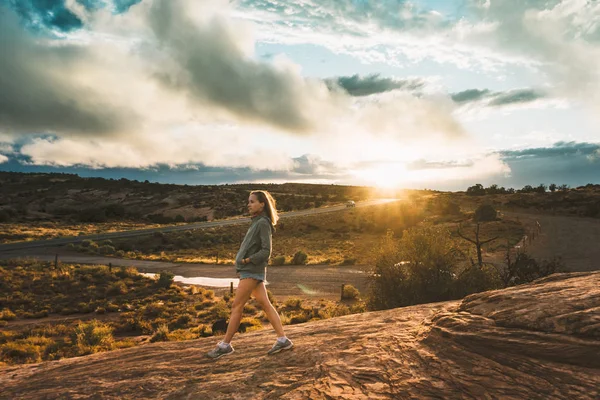 Woman Walking Dry Desert Green Bushes Cloudy Sky — Stock Photo, Image