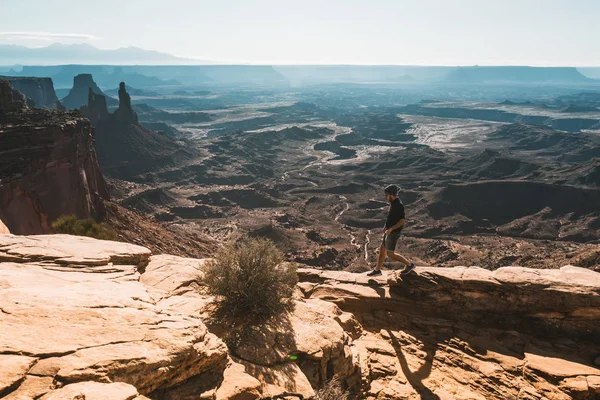 Junger Mann Mit Herrlichem Blick Auf Canyon Lands Utah Usa — Stockfoto