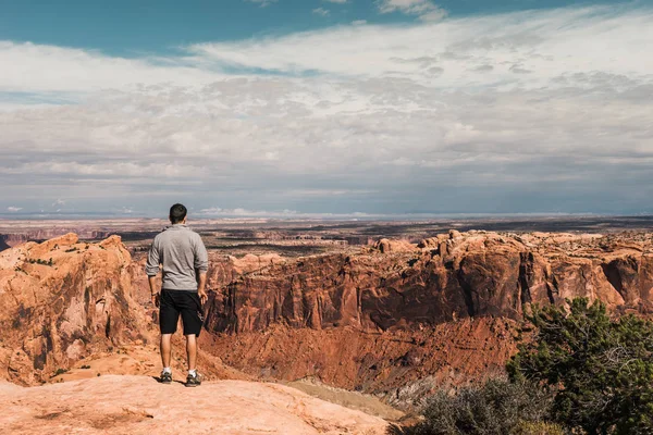 Büyük Kanyon, Arizona, ABD muhteşem manzaralı genç adam.