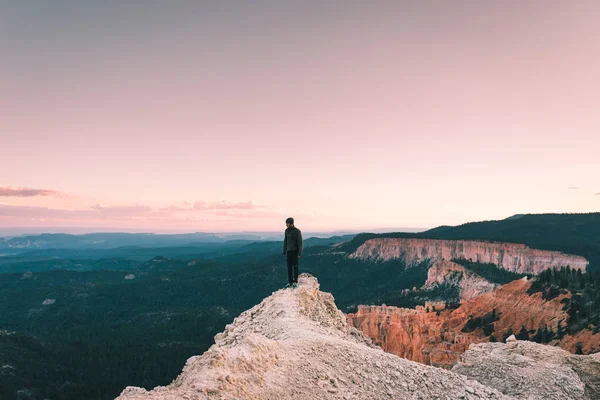 Young Man Admires View Valley Usa Sunset — Stock Photo, Image