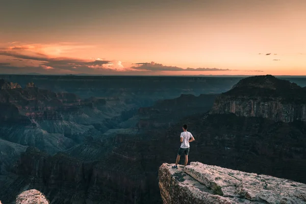 Jovem Com Vista Magnífica Grand Canyon Arizona Eua — Fotografia de Stock