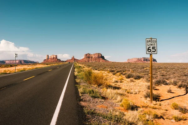 Estrada Sobre Vale Monumento Eua — Fotografia de Stock