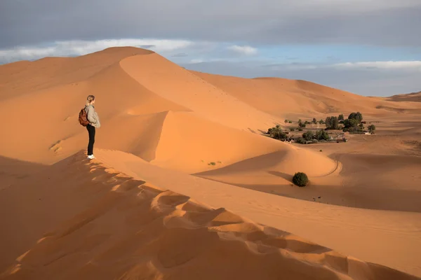 Girl Backpack Standing Top Sand Dune Sahara Desert Watching Oasis — Stock Photo, Image