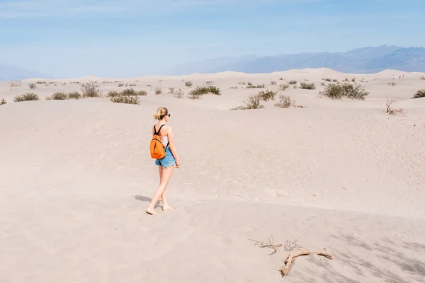 Woman Walking Dry Desert Green Bushes Cloudy Sky — Stock Photo, Image