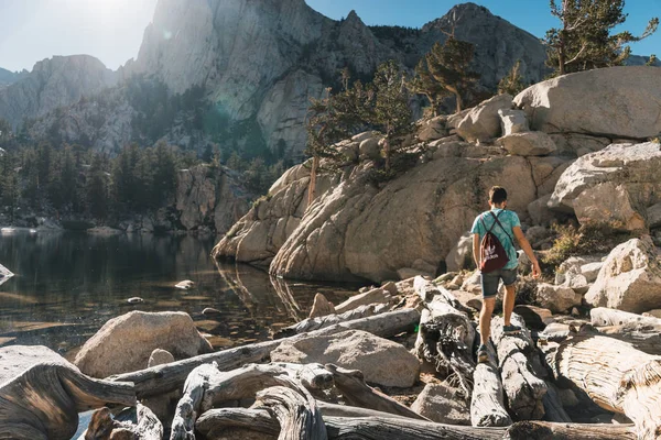 Mladý Muž Regionu Vysoké Tatry Slovensko Horská Krajina Zrcadlové Jezero — Stock fotografie