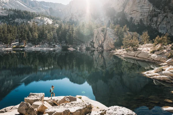 Junger Mann Der Hohen Tatra Slowakei Berglandschaft Mit Spiegelsee Umgeben — Stockfoto