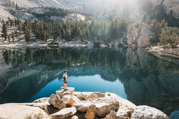 Молодой Человек Йосемити Сша Горный Пейзаж Зеркальным Озером Окруженный Высокими — стоковое фото