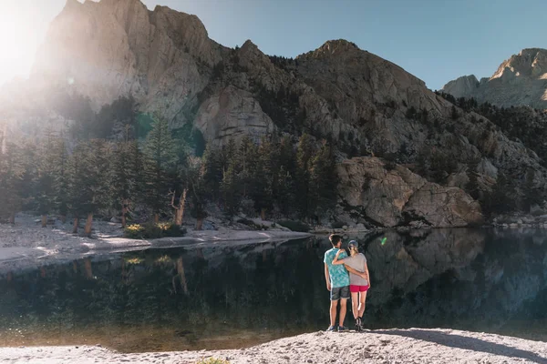 Mladý Pár Regionu Vysoké Tatry Slovensko Horská Krajina Zrcadlové Jezero — Stock fotografie