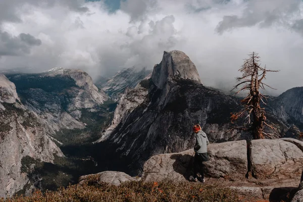 Mladá Žena Turistika Horách Východní Sierra Kalifornie Usa — Stock fotografie