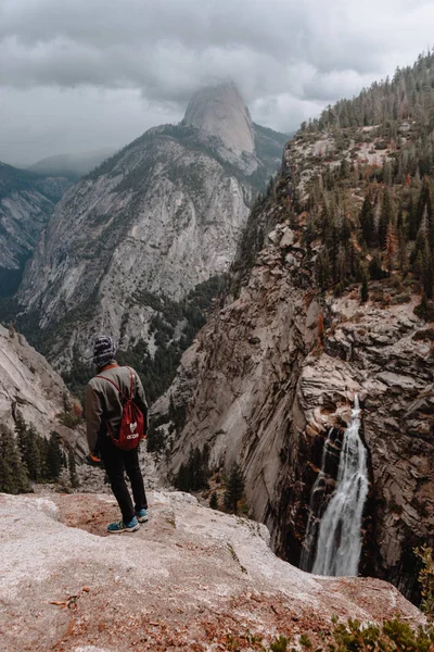 Junger Mann Beim Wandern Östlichen Sierra Gebirge Kalifornien Usa — Stockfoto
