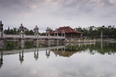 Bali, Endonezya: su yansıması ile göl kıyısında inşa panoramik