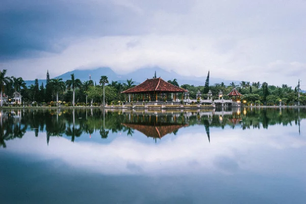 Bali, Endonezya: su yansıması ile göl kıyısında inşa panoramik