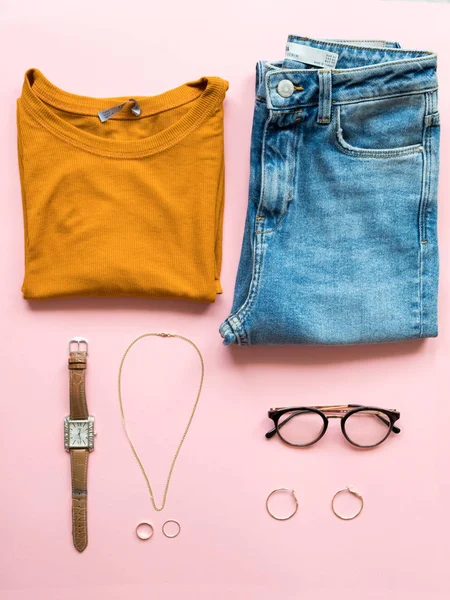 kadın trendy moda giysiler kolaj üzerinde pembe bir arka plan, düz yatıyordu, en iyi görünümü