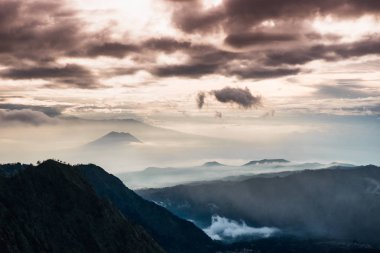 Mount Batur, Bali, Endonezya: Rocky Dağları ile mavi deniz gündoğumu muhteşem görünümü