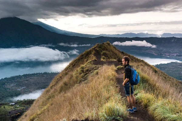 Mount Batur, Bali, Endonezya hiking turist: rocky Dağları ile mavi deniz gündoğumu sırasında muhteşem görünümü