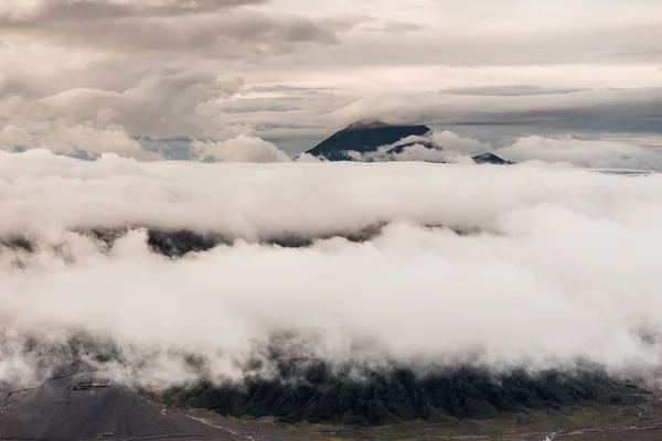 バトゥール山 インドネシア 雄大な日の出の間ロッキー山脈と青い海 — ストック写真