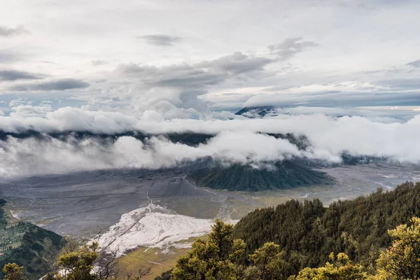 バトゥール山 インドネシア 雄大な日の出の間ロッキー山脈と青い海 — ストック写真