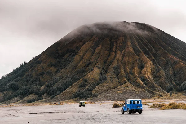 インドネシア バリ島の活火山 日の出の間ロッキー山脈で青い海の壮大な景色 — ストック写真