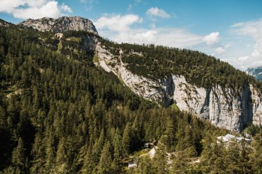 Avusturya Alplerinde: Rocky Dağları ile muhteşem görünüm açık mavi gökyüzü ve güneşli hava