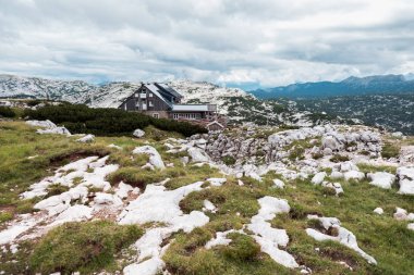 Avusturya Alplerinde: Rocky Dağları ortasında ahşap binada fırtına muhteşem görünüm