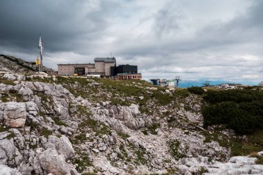 Avusturya Alplerinde: Rocky Dağları ortasında ahşap binada fırtına muhteşem görünüm