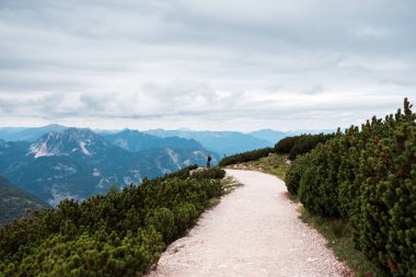 Avusturya Alpleri'nde hiking turist: rocky Dağları ile mavi deniz gündoğumu sırasında muhteşem görünümü