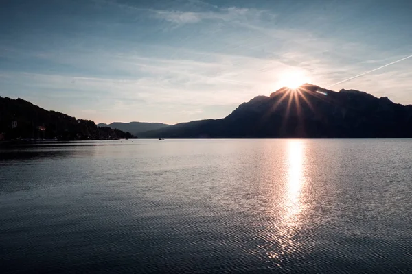 Schöner Malerischer Sonnenuntergang Teich Umgeben Von Bergen — Stockfoto