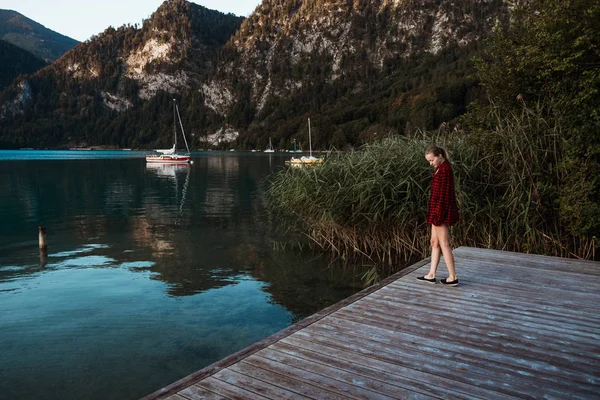 Mladá Žena Stojí Přístaviště Rybník Lodičkami — Stock fotografie