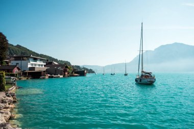 Avusturya, rocky Dağları ile mavi göl güneşli gün yatta muhteşem görünüm