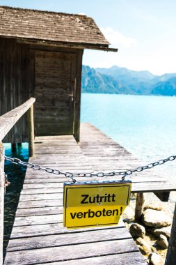 Avusturya, mavi göl, güverte ve Almanca tabela 