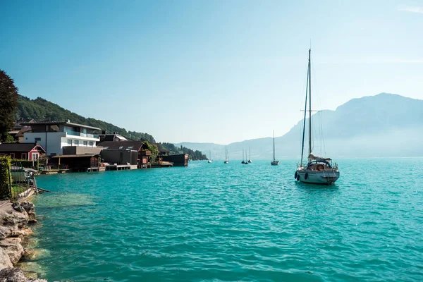Avusturya, rocky Dağları ile mavi göl güneşli gün yatta muhteşem görünüm